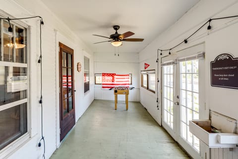 1 Mi to UNL: Group Getaway w/ Game Area House in Lincoln