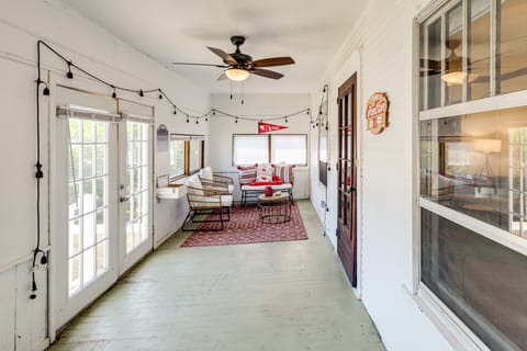 1 Mi to UNL: Group Getaway w/ Game Area House in Lincoln