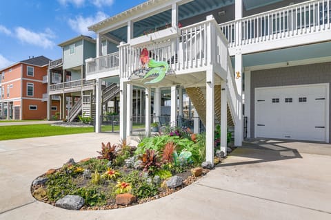 2 Blocks to Shore: Crystal Beach House w/ Yard! House in Bolivar Peninsula