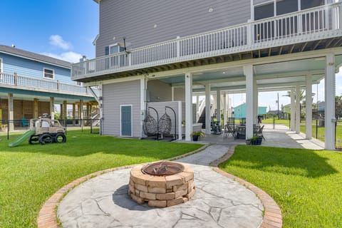 2 Blocks to Shore: Crystal Beach House w/ Yard! House in Bolivar Peninsula