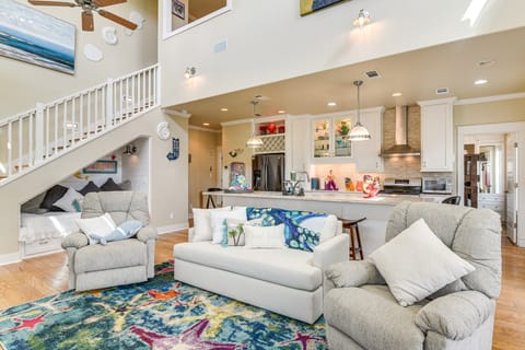 2 Blocks to Shore: Crystal Beach House w/ Yard! House in Bolivar Peninsula