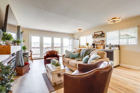 Shared Boat Dock at Clear Lake Couple’s Retreat House in Lucerne