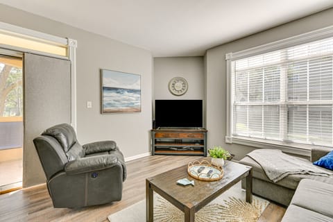 Saltwater Pool + 4 Mi to Beach: Clearwater Condo! Apartment in Florida