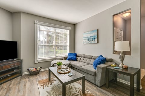 Saltwater Pool + 4 Mi to Beach: Clearwater Condo! Apartment in Florida