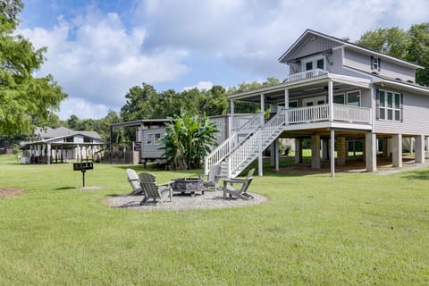 Riverfront Family Retreat w/ Yard in Saint Amant House in Mississippi