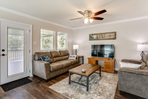 Riverfront Family Retreat w/ Yard in Saint Amant House in Mississippi