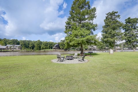 Riverfront Family Retreat w/ Yard in Saint Amant House in Mississippi