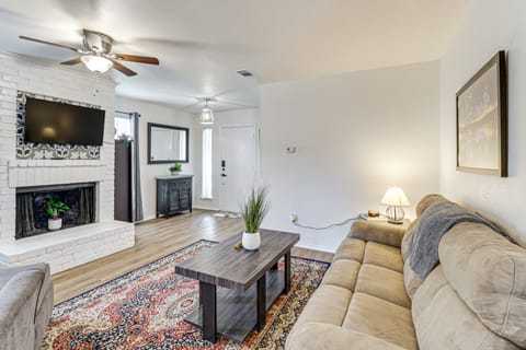 Home 4 Mi to AT&T Stadium: Bring Your Pets! Apartment in Arlington