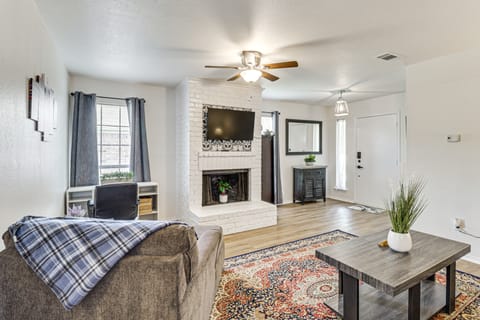 Home 4 Mi to AT&T Stadium: Bring Your Pets! Apartment in Arlington