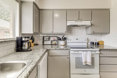 Home 4 Mi to AT&T Stadium: Bring Your Pets! Apartment in Arlington