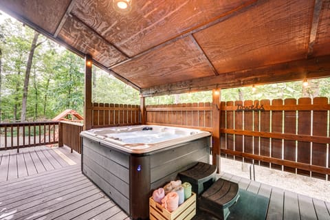 Hot Tub + Game Room: Family Retreat in Broken Bow House in Broken Bow
