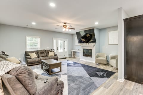 11 Mi to Troy University: Family Home w/ Yard House in Alabama