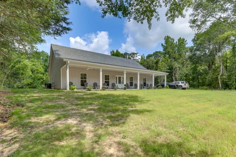 11 Mi to Troy University: Family Home w/ Yard House in Alabama
