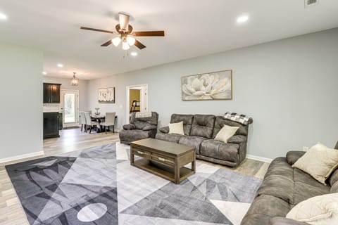 11 Mi to Troy University: Family Home w/ Yard House in Alabama