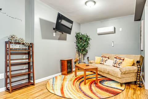 4 Mi to Lucas Oil Stadium! Quiet Apartment w/ Yard Apartment in Indianapolis