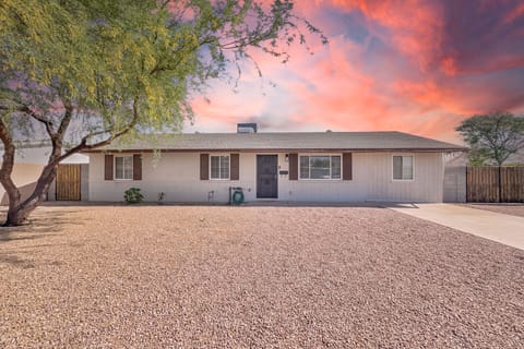 3 Mi to Old Town Scottsdale: Home w/ Patio! House in Tempe