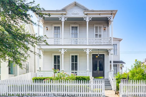 < 1/2 Mi to The Strand: Historic Galveston Apt! Apartment in Texas City