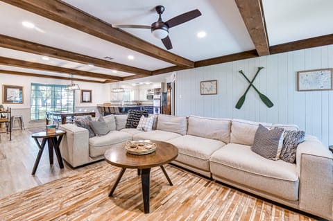 Home w/ Lake Texoma View, Game Room & Bar House in Lake Texoma