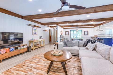 Home w/ Lake Texoma View, Game Room & Bar House in Lake Texoma