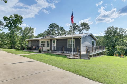 Outdoor Kitchen + Hot Tub: Table Rock Lake House House in Table Rock Lake