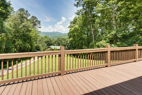Screened Porch, Deck + Mtn Views: Andrews Retreat! House in Tennessee