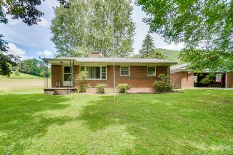 Robbinsville Retreat - Creekside Home w/ Deck! House in Cheoah