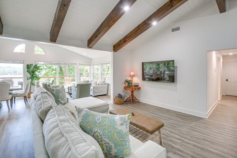 Lake Hamilton Views: Hot Springs Family Home! House in Hot Springs