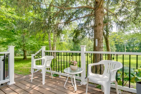 9 Mi to Downtown Rushville: Cozy Getaway w/ Grill House in Illinois