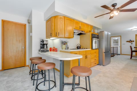 9 Mi to Downtown Rushville: Cozy Getaway w/ Grill House in Illinois