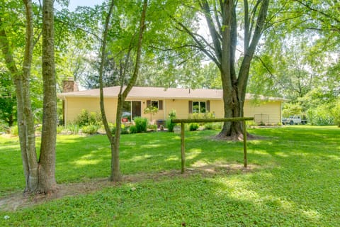 9 Mi to Downtown Rushville: Cozy Getaway w/ Grill House in Illinois