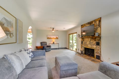 9 Mi to Downtown Rushville: Cozy Getaway w/ Grill House in Illinois