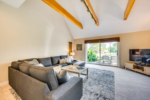 Lake & Beach Access: Family Townhome in Laconia Apartment in Lake Winnisquam