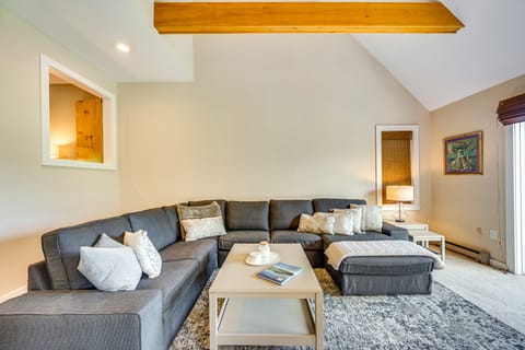 Lake & Beach Access: Family Townhome in Laconia Apartment in Lake Winnisquam