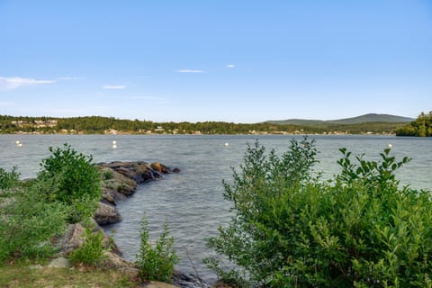 Lake & Beach Access: Family Townhome in Laconia Apartment in Lake Winnisquam