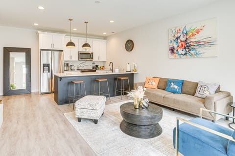 4 Mi to Downtown: Modern Chicago Condo! Apartment in Chicago