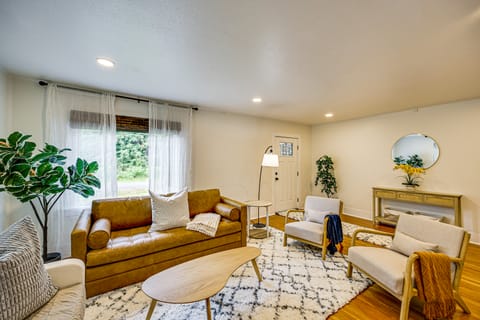 7 Mi to Mt Rainier NP: Home w/ Private Hot Tub! House in Washington