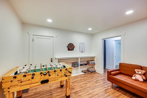 7 Mi to Mt Rainier NP: Home w/ Private Hot Tub! House in Washington