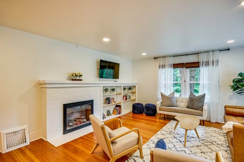 7 Mi to Mt Rainier NP: Home w/ Private Hot Tub! House in Washington