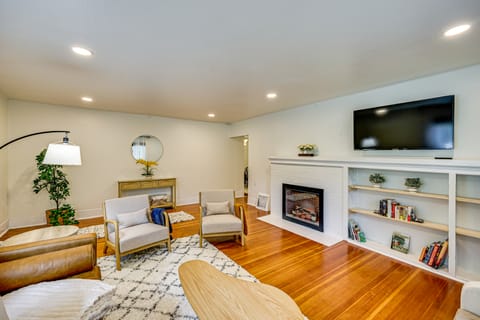 7 Mi to Mt Rainier NP: Home w/ Private Hot Tub! House in Washington