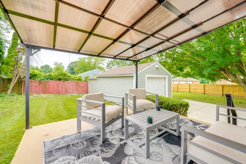 3 Mi to Dtwn Youngstown & YSU: Family Home w/ Yard House in Lansingville