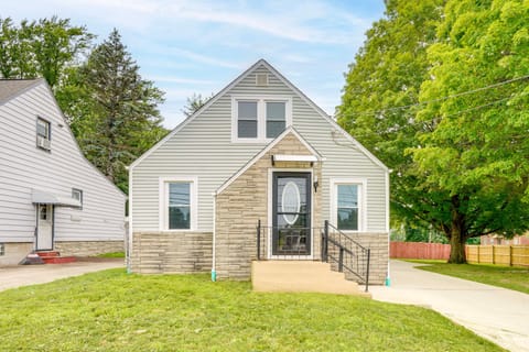3 Mi to Dtwn Youngstown & YSU: Family Home w/ Yard House in Lansingville