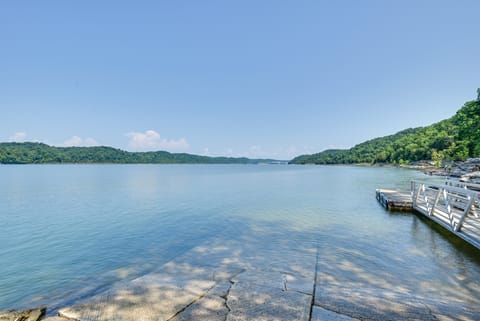 Lake & Boat Launch Access: Modern Monticello Home House in Lake Cumberland