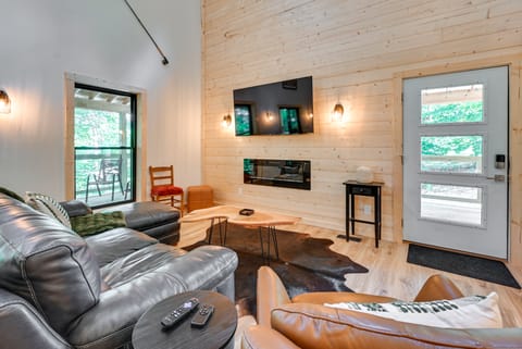 Lake & Boat Launch Access: Modern Monticello Home House in Lake Cumberland