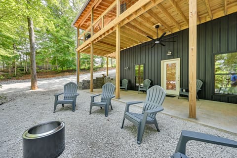 Lake & Boat Launch Access: Modern Monticello Home House in Lake Cumberland