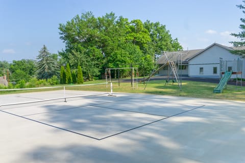 Lake Mary View: Pickleball Paradise Penthouse Unit Apartment in Twin Lakes