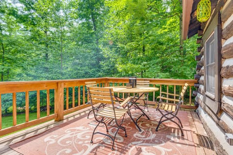 Hot Tub + Deck: Cabin Hideaway in Brown County House in Indiana