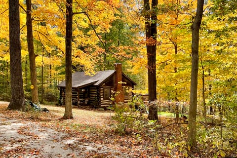 Hot Tub + Deck: Cabin Hideaway in Brown County House in Indiana