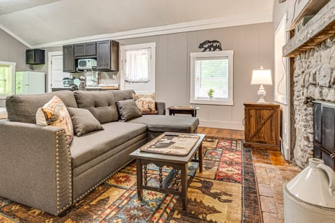Hot Tub + Deck: Cabin Hideaway in Brown County House in Indiana