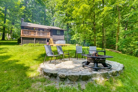 Hot Tub + Deck: Cabin Hideaway in Brown County House in Indiana
