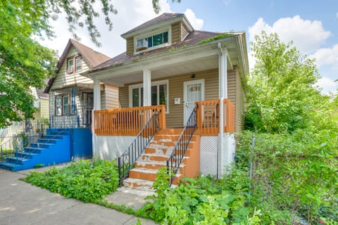 2 Mi to Rainbow Beach Park: South Side Charmer! Apartment in Chicago